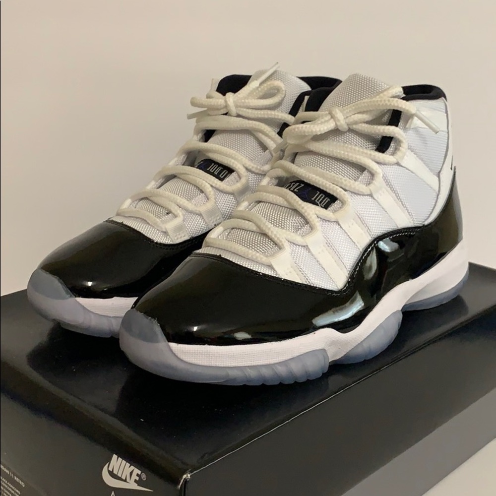 Air Jordan 11 Retro size 8 men black white